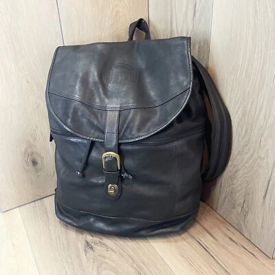 MOCHILA DE CUERO DE ASISTENTE DE PRODUCCIÓN EN SET DE "EL CLIENTE" JOHN GRISHAM Foto 1 de 4