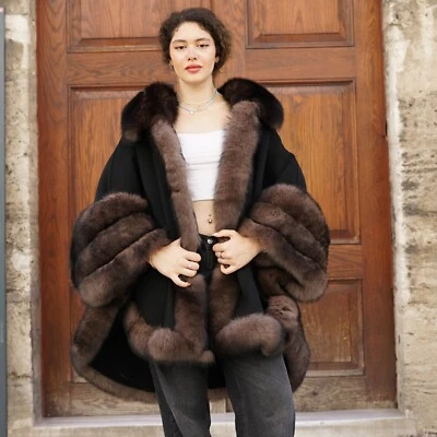 Capa de cachemir negra de lujo para mujer con ribete de piel de zorro real - Elegante abrigo de invierno Foto 1 de 4