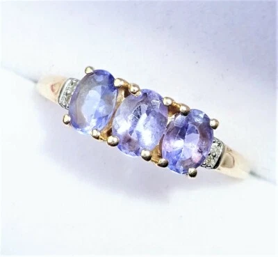 Anillo de tres piedras de oro de 10 quilates y diamantes, tamaño L1/2 Foto 1 de 4