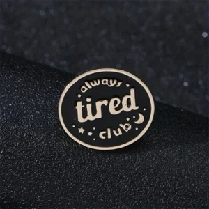 Süße Emaille-Anstecknadel "Always Tired Club" ~ schwarz gold lustig schläfrig chronische Krankheit - Bild 1 von 4