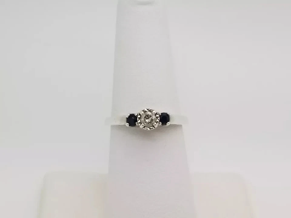 ANILLO DE TRES PIEDRAS PLATA ESTERLINA DIAMANTE GENUINO Y ZAFIRO AZUL ~HERMOSO Foto 1 de 4