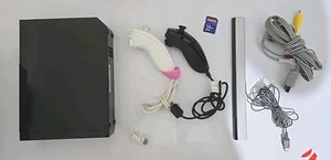 Consola Nintendo Wii Negra (RVL-001) con Fuente de Alimentación y Cables Plus Más - Imagen 1 de 6