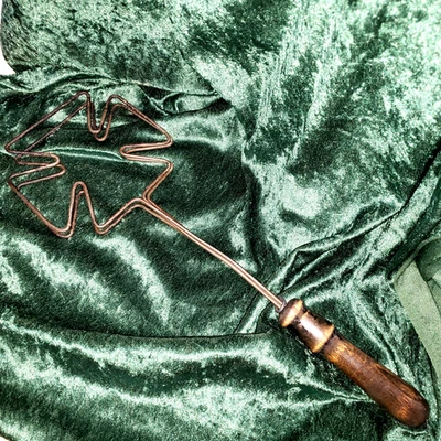 Tapete batedor vintage fio duplo design cruz maltês ou alemão cabo de madeira 16" - Imagem 1 de 4