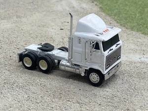 Cabover L Ertl Mack escala 1/64 con ruedas DCP - Imagen 1 de 5