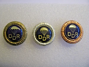 Fallschirmsport-Leistungsabzeichen 3-er Set Gold Silber Bronze DDR GST Rund - Bild 1 von 5