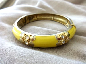 VINTAGE UNSIGNED ENAMEL CLAMPER BRACELET GOLD TONE YELLOW RHINESTONE DECOR GUC - Picture 1 of 13