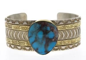 Bracelet turquoise bisbee naturel avec lunette en or 14 carats et superposition sur le corps - Photo 1/5