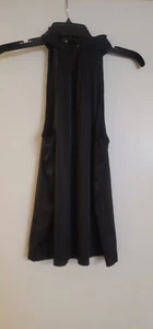 Top in raso conchiglia plissettata White House Black Market Halter.  Taglia 8 - Foto 1 di 13