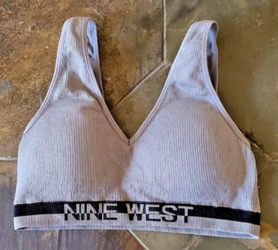 Sujetador deportivo inalámbrico acolchado Nine West talla pequeña con almohadillas extraíbles Foto 1 de 4