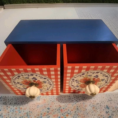 先锋女式格子迷你2抽屉梳妆台花卉红色格子印花储物柜 — 第 1/4 张图片