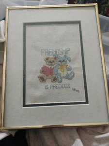 CORNICE PORTAFOTO VINTAGE PUNTO CROCE ORSO E CONIGLIETTO "L'AMICIZIA E' PREZIOSA 1995 - Foto 1 di 4