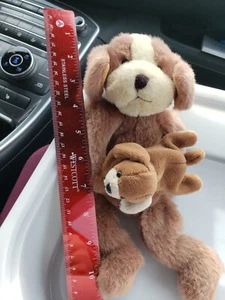 Cane madre peluche 11"" Ganz marrone peluche con 4"" cucciolo attaccato amici perfetti 1997 - Foto 1 di 8