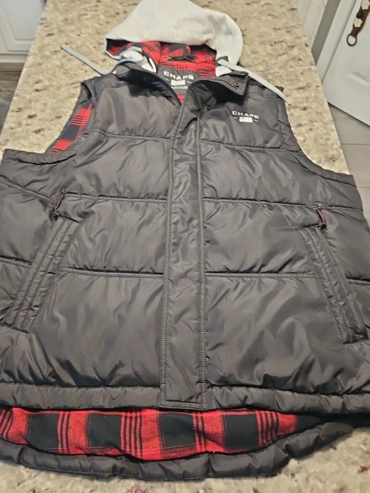 Chaleco con capucha CHAPS PUFFER para hombre/negro con forro de franela rojo negro/XL Foto 1 de 4