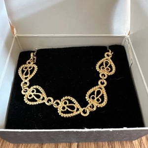 Vintage Avon Simply Hearts Chain Link Bracelet Gold Tone With Box Sz Small - Picture 1 of 4