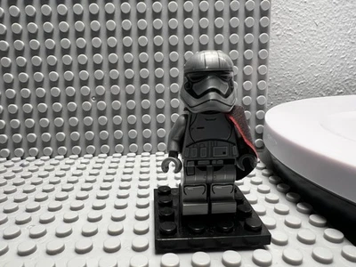 LEGO Star Wars Minifigura - Capitana Phasma con patrón de boca redondeada - SW0684 Foto 1 de 4