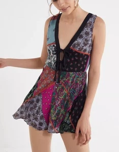 Urban Outfitters UO Mariette Pagliaccetto Pagliaccetto Patchwork Playsuit Taglia 8 - Foto 1 di 13