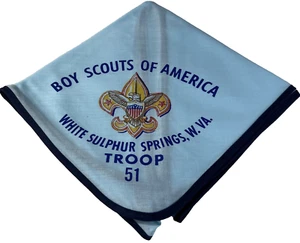BSA Neckerchief molle zolfo bianco, W. Va. Troop 51 blu con bordi navy SB-292 - Foto 1 di 7