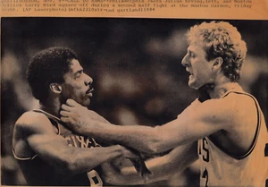 1984 Vintage Wire Photo Julius Erving Larry Bird The Choke NBA RARE 'Type 3' * - Picture 1 of 2