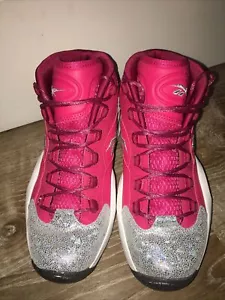 Reebok Question Mid Blazing Rosa/Bing Argento Ciliegio Metallico Taglia 7 Cuori - Foto 1 di 12