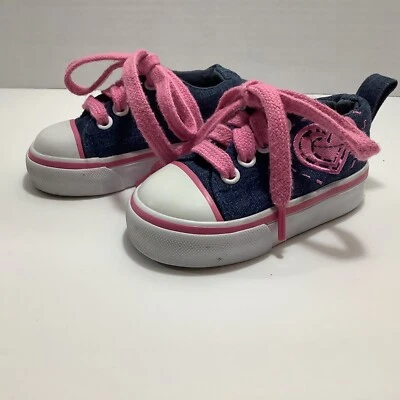 Sapatos femininos Old Navy tamanho 4 bebê infantil rosa e jeans azul coração - Imagem 1 de 4