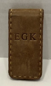 Clip magnético para dinero de cuero marrón con costuras con monograma EGK - Imagen 1 de 7