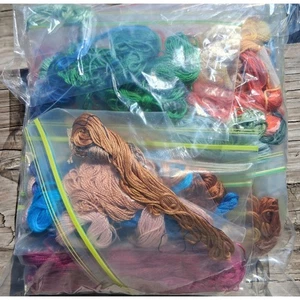 Lote de Enormes Hilos de Bordar a Punta de Aguja Colores Mezclados Diferentes Marcas - Imagen 1 de 1