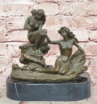 Scultura Decorativa In Bronzo Di Donne Nude Rilassate Su Rocce Mitologiche - Immagine 1 di 4