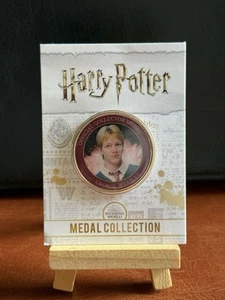 HARRY POTTER CARD WITH MEDAL GEORGE WEASLEY OLIVER PHELPS J K ROWLING - Picture 1 of 2