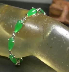 White Gold Plate Green JADE Bead Beads Teardrop Bangle Bracelet 100272 - Picture 1 of 5