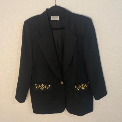 Alfred Dunner- Blazer preto com bolsos bordados dourados- Tamanho 10P - Imagem 1 de 4