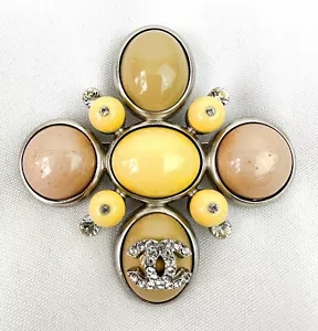 NUOVO CHANEL Spilla Ciondolo Croce di Malta Giallo Marrone Argento Strass CC - Foto 1 di 12