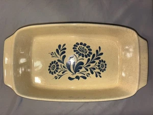 Vintage rechteckiger Bäcker mit rustikalen blauen Blumen und erdfarbenem Steinzeug L836 - Bild 1 von 8