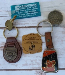 Lote de 5 llaveros de cuero vintage concesionario Chevrolet Aries club de pesca caza - Imagen 1 de 3