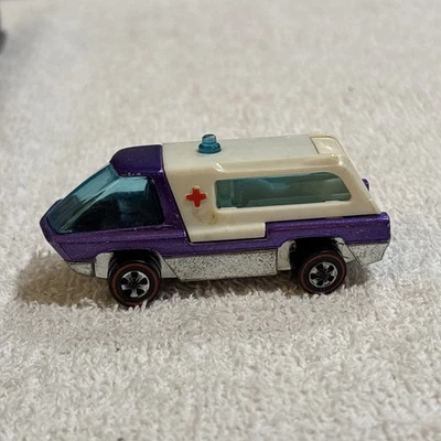 Hot Wheels Redline The Heavy Weights ambulância roxa - Imagem 1 de 4