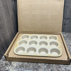 The Pampered Chef 12 Muffins Cupcake Family Heritage Stoneware Classics Pan USA - Picture 1 of 6
