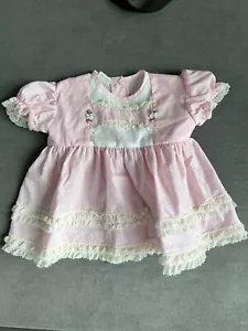 Vintage Mini World Kleid Kleinkind 6-9 Monate rosa mit Spitze Provo, Utah. - Bild 1 von 12