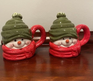2er Set Schneemann Becher mit Hutdeckel grün & rot heiße Schokolade, Kakao, Kaffee - Bild 1 von 3