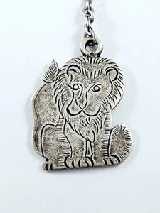 PORTE-CLÉS - JOLI LION - Étain ? - Gravure, Vintage - Zoo Savane... 1960s - - Imagen 1 de 3