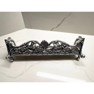 Seltenes Jayne Seymour Silber Cracker Tablett Aluminium St Christopher’s Court verziert - Bild 1 von 6