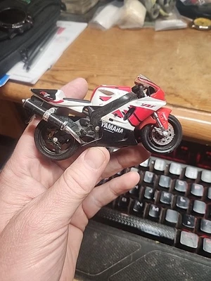 2003 Maisto 1999 Yamaha YZF R7 - белый и красный - 1/18 литой мотоцикл свободного - Изображение 1 из 4