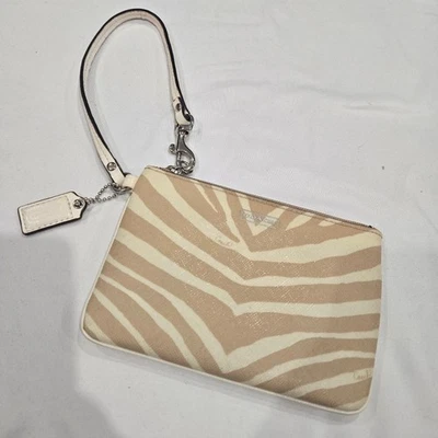 Muñequera Coach Zebra crema y bronceada Foto 1 de 4