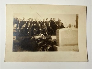 Foto funeral cementerio Simpson de 1930 lápida junto a la tumba tumba dolientes de colección - Imagen 1 de 14