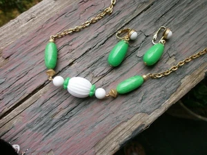 AVON COME SUMMER GREEN/WHITE NECKLACE & CLIP EARRING SET -1975 - Picture 1 of 4