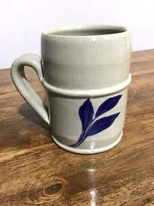 WPF Williamsburg Pottery Factory Becher Kobaltblau Blumenmuster 2014 - Bild 1 von 6