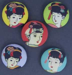 BOTÓN DE IMAGEN CUBIERTA DE TELA - JUEGO DE 5 - GEISHAS - Imagen 1 de 1