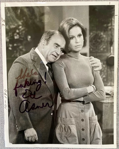 Ed Asner Signed 7x9 B&W The Mary Tyler Moore Show CBS Promo Photo - RARE Cover