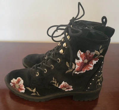 Usados en Excelente Condición Para Mujer Material Niña Floral Bordado Terciopelo Negro Botines, Talla 7.5 Foto 1 de 4