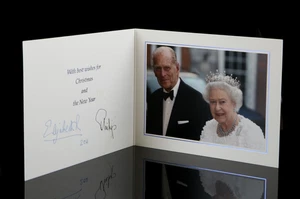 TARJETA DE NAVIDAD REAL 2011 AUTOGRAFIADA FIRMADA POR HM QUEEN ELIZABETH & PRINCE PHILIP - Imagen 1 de 4
