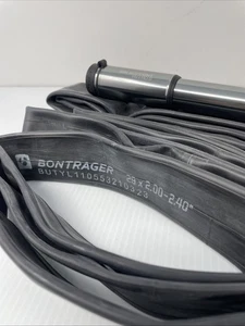 2 x Bontrager Fahrradschlauch mit Schraderventil 48mm 29" x 2,00-2,40 + Pumpe - Bild 1 von 5