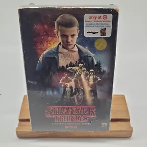 Brand New Sealed Stranger Things Season 1 Blu-Ray DVD Netflix Target VHS Case - Foto 1 di 2